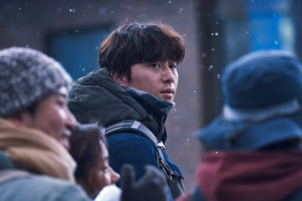 Park Seo Joon vào vai Min Sung - người đàn ông bảo vệ gia đình giữa bốn bề thảm họa. Park Seo Joon vào vai Min Sung - người đàn ông bảo vệ gia đình giữa bốn bề thảm họa.