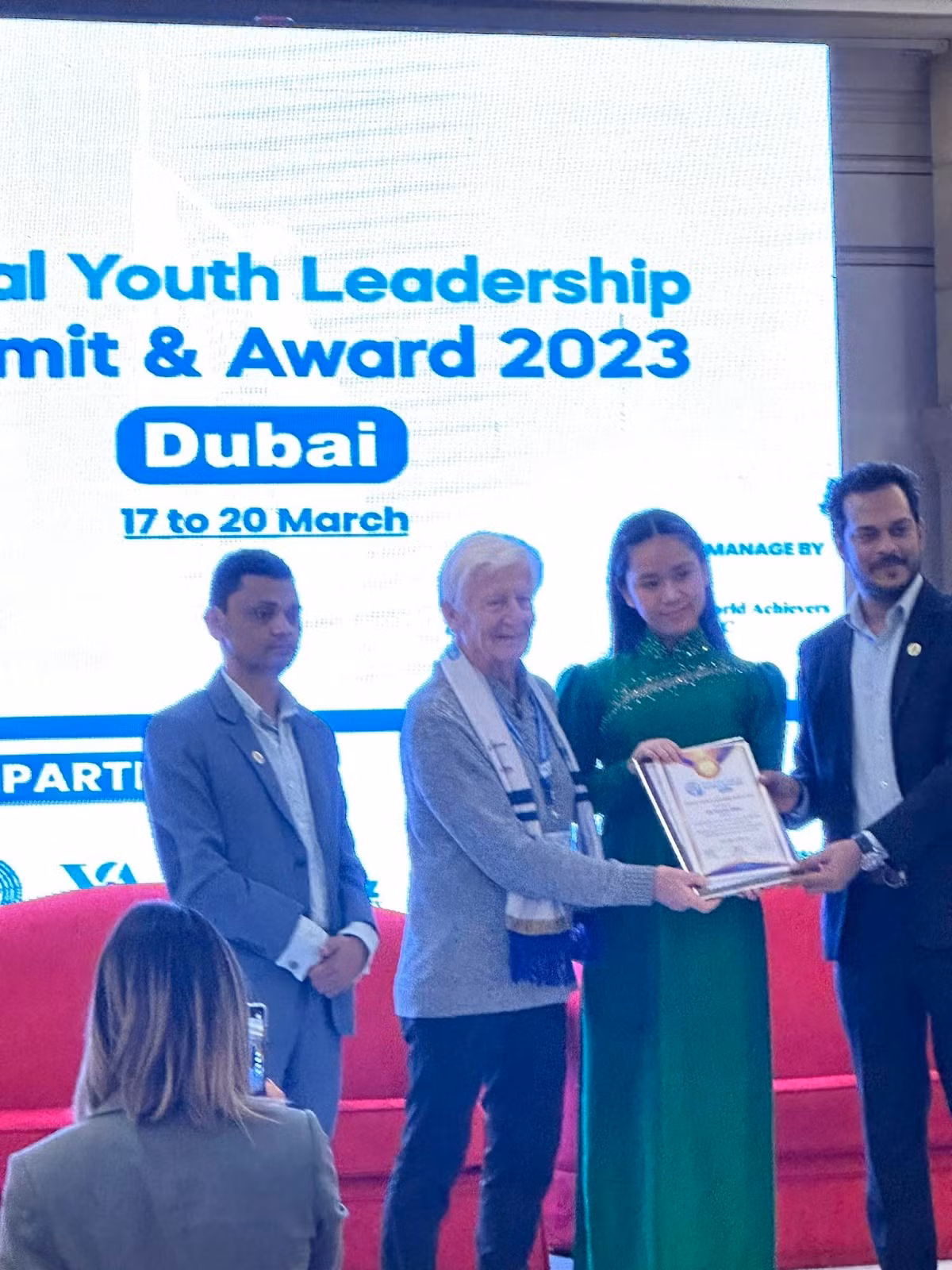 Bella Vũ nhận giải thưởng Lãnh đạo Thanh niên Toàn cầu 2023.