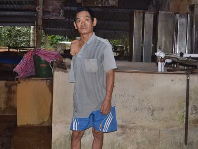 Ông Nguyễn Văn Nhung hứa sẽ chịu trách nhiệm trước pháp luật nếu ai xác nhận được ông còn ngồi lái xe bỏ đá lạnh sau khi ông ký vào cam kết với Công an Hoài Nhơn cách đây 3 năm. Anh: Việt Hương