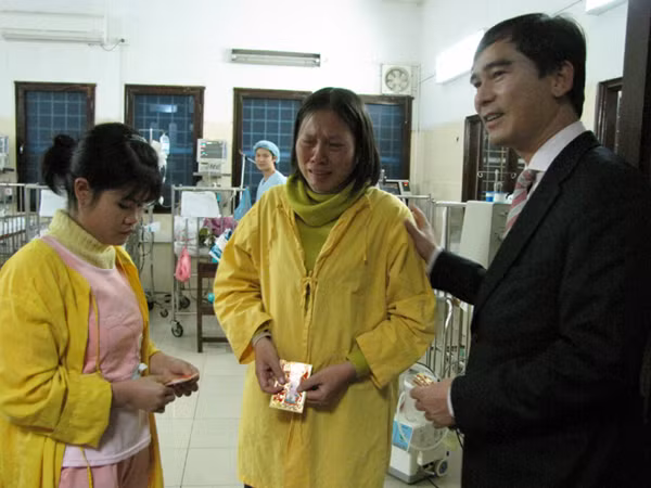 Một người nhà bệnh nhân rơi nước mắt khi nhận được lời thăm hỏi, động viên của Bí thư Dương Văn An