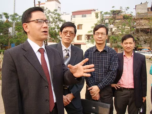 Phạm Cường (bìa trái) trong phim Chủ tịch tỉnh