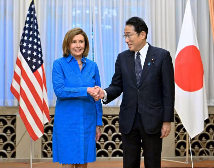 Chủ tịch Hạ viện Mỹ Nancy Pelosi và Thủ tướng Nhật Bản Fumio Kishida. (Ảnh: Reuters) Chủ tịch Hạ viện Mỹ Nancy Pelosi và Thủ tướng Nhật Bản Fumio Kishida. (Ảnh: Reuters)