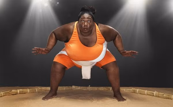 Nữ đô vật (sumo) khổng lồ nhất thế giới là Sharran Alexander (Anh) có trọng lượng 203,21 kg