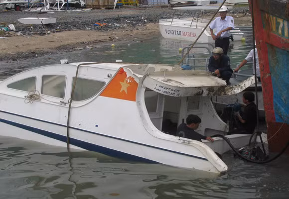 Bề ngoài con tàu vẫn còn khá nguyên vẹn.... Bề ngoài con tàu vẫn còn khá nguyên vẹn...