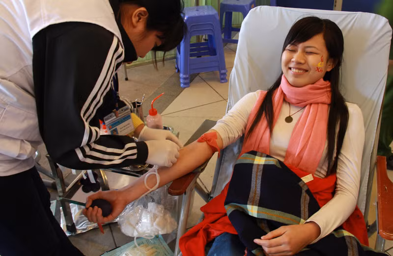 Nhiều bạn sinh viên, dù hiến máu rất nhiều lần nhưng cũng không tránh khỏi tâm trạng lo lắng. Trong ảnh là Lê Thị Phượng, đã hiến máu 7 lần