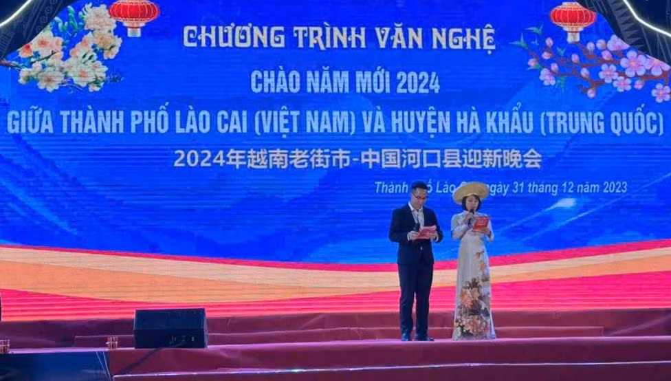 Tại TP Lào Cai, UBND thành phố Lào Cai tổ chức chương trình văn nghệ chào năm 2024 giữa thành phố Lào Cai và huyện Hà Khẩu, Vân Nam, Trung Quốc. Tại TP Lào Cai, UBND thành phố Lào Cai tổ chức chương trình văn nghệ chào năm 2024 giữa thành phố Lào Cai và huyện Hà Khẩu, Vân Nam, Trung Quốc.