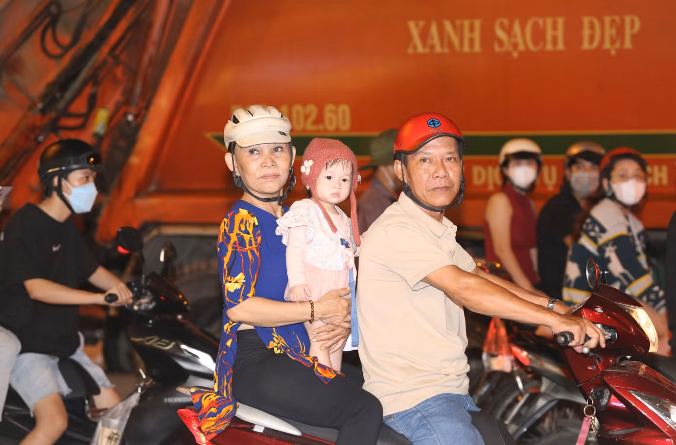 Người dân đi đường hướng về Đường sách Nguyễn Văn Bình theo dõi chương trình chào năm mới diễn ra tại không gian văn hóa này. Người dân đi đường hướng về Đường sách Nguyễn Văn Bình theo dõi chương trình chào năm mới diễn ra tại không gian văn hóa này.