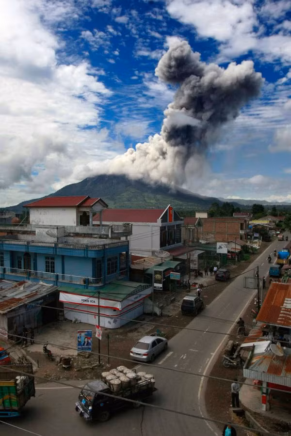 Núi lửa Sinabung phun khí nóng và tro lửa, nhìn từ làng Ndokum Siroga huyện Karo, phía bắc đảo Sumatra, Indonesia ngày 24/11/2013