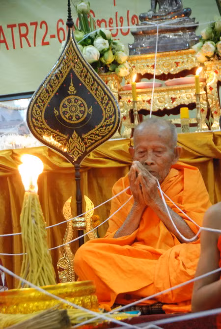 Đại Đức Phong Samaleuk làm lễ cầu siêu