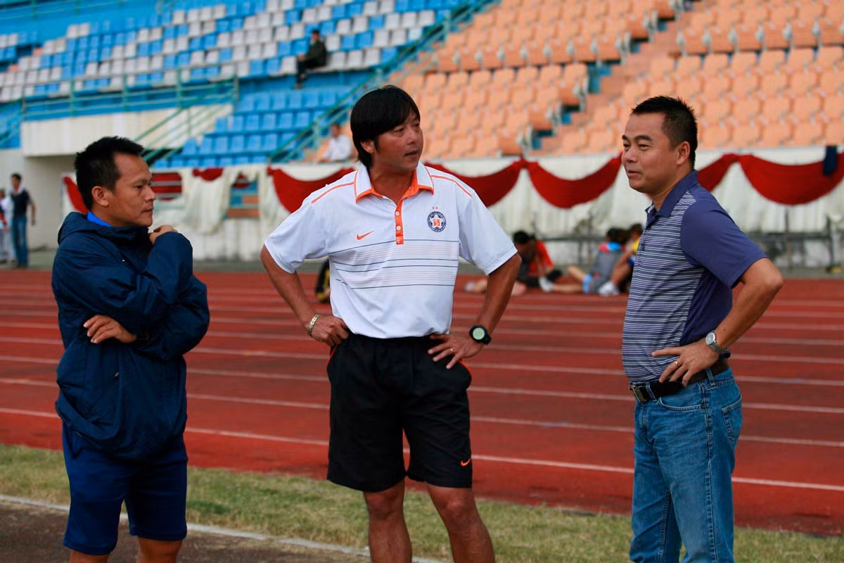 HLV trưởng Xi măng Xuân Thành Sài Gòn Lư Đình Tuấn(Ngoài cùng bên trái)