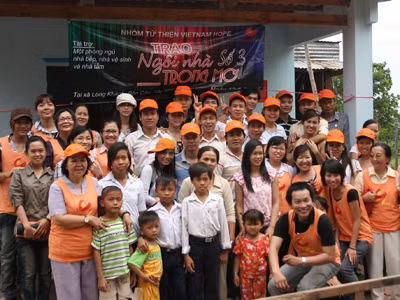 Bạn trẻ của Cty Mắt Bão trong hoạt động từ thiện trao ngôi nhà trong mơ cho bà con tỉnh Tây Ninh