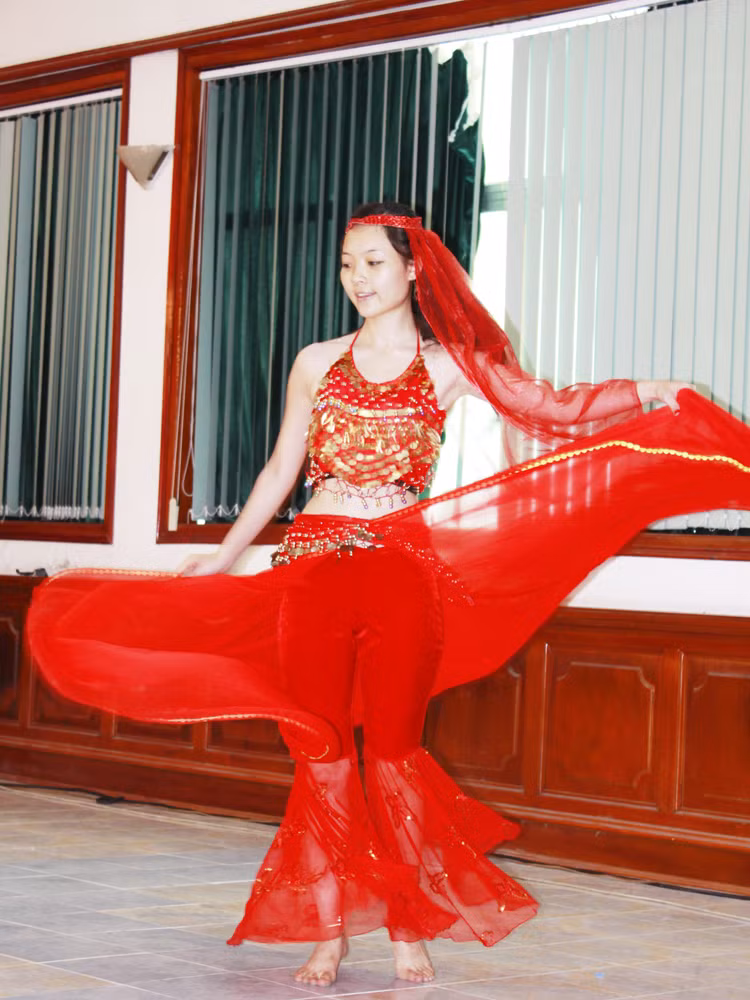 Nguyễn Hồng Ngọc (ĐH Ngoại thương) gợi cảm với Bellydance