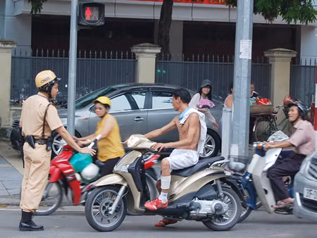 Tám tổ tuần tra thuộc các đội CSGT trong nội thành được triển khai tại các tuyến phố chính để xử phạt thanh niên vi phạm giao thông