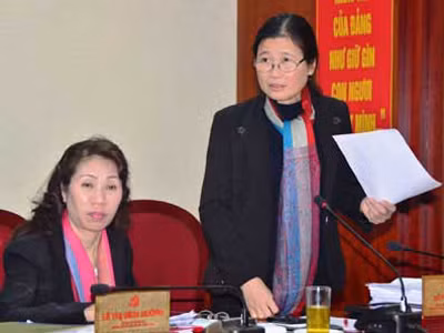 Bà Đỗ Thị Hoàng (đứng) công bố điểm thi tuyển cán bộ lãnh đạo lần đầu tại Quảng Ninh. Ảnh: Báo Quảng Ninh