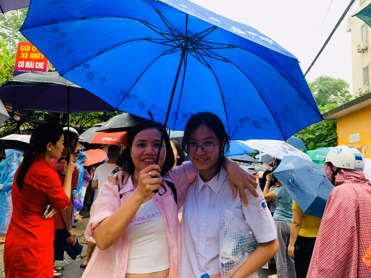 Nhiều thí sinh vui vẻ vì làm được bài. Nhiều thí sinh tự tin về kết quả 3 môn thi. Nhiều thí sinh vui vẻ vì làm được bài. Nhiều thí sinh tự tin về kết quả 3 môn thi.
