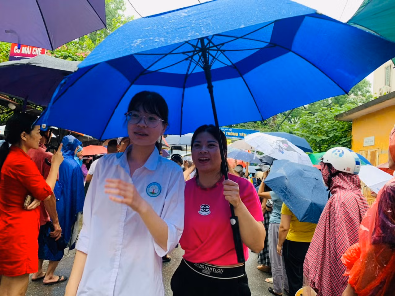 Nhiều thí sinh được mẹ đưa đón. "Đề Toán hôm nay không đạt 9 điểm trở lên hơi phí" Nhiều thí sinh được mẹ đưa đón. "Đề Toán hôm nay không đạt 9 điểm trở lên hơi phí"
