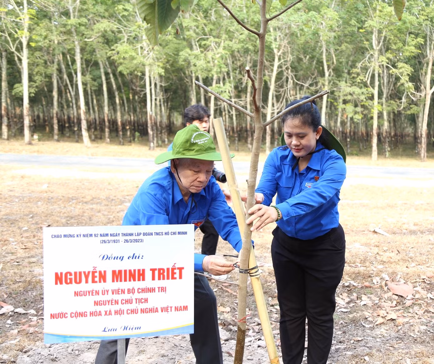 Nguyên Chủ tịch nước Nguyễn Minh Triết và Bí thư Tỉnh Đoàn Bình Dương Trần Thị Diễm Trinh trồng cây lưu niệm. Nguyên Chủ tịch nước Nguyễn Minh Triết và Bí thư Tỉnh Đoàn Bình Dương Trần Thị Diễm Trinh trồng cây lưu niệm.
