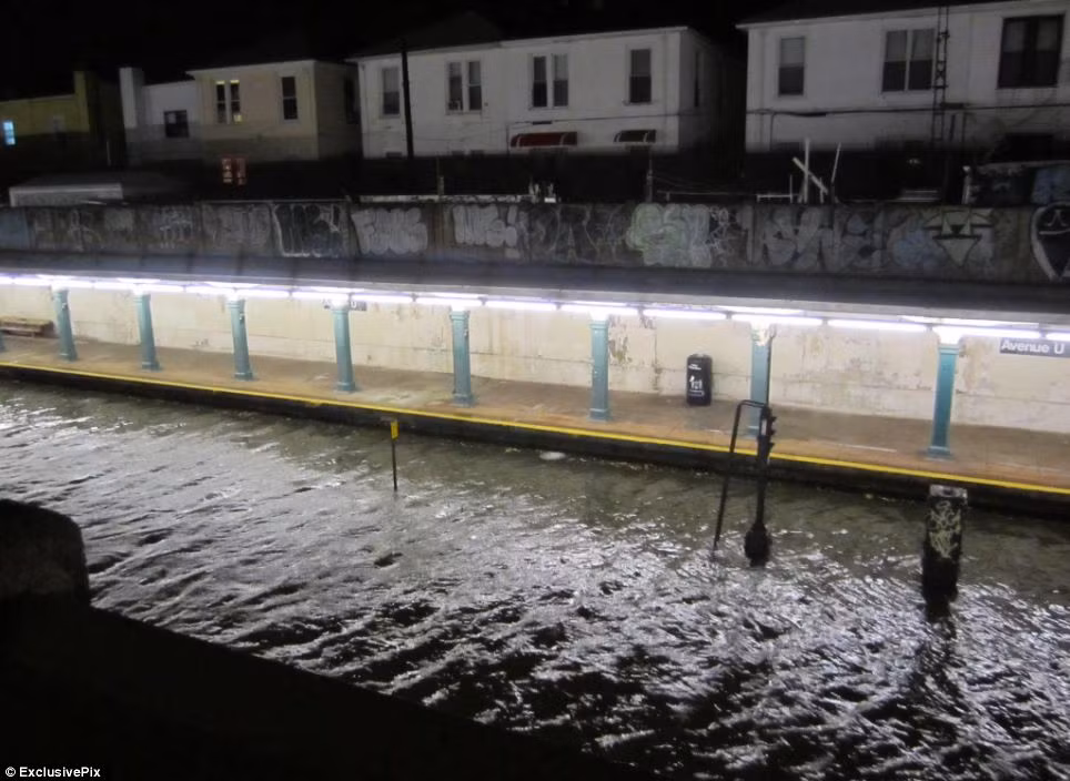 Một ga tàu ngầm ở thành phố New York hoàn toàn bị tê liệt