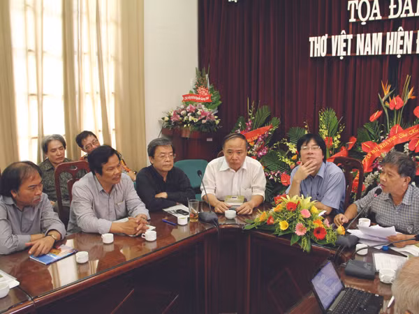 Nguyễn Huy Thiệp (ngoài cùng bên phải) phát biểu về thơ Nguyễn Quang Thiều (ngoài cùng bên trái). Ảnh: Nguyễn Đình Toán. Nguyễn Huy Thiệp (ngoài cùng bên phải) phát biểu về thơ Nguyễn Quang Thiều (ngoài cùng bên trái) Ảnh: Nguyễn Đình Toán