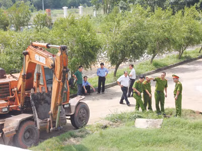 Lực lượng chức năng đào đường cống ngầm của nhà máy xử lý nước thải KCN Long Thành