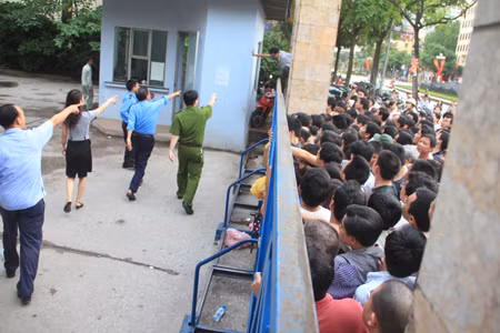 Lực lượng công an, bảo vệ đã phải làm việc rất quyết liệt đối với những người cố ý trèo vào trước giờ mở cửa