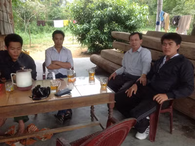 Ông Khánh (thứ 2 từ phải sang) vẫn thường xuyên có mặt ở gia đình anh Hà và các nạn nhân chia sẻ, động viên 