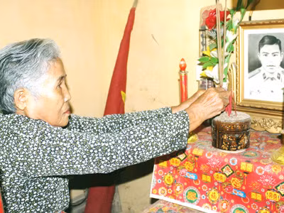 Cụ Ngò thắp hương di ảnh con trai liệt sĩ Trường Sa 