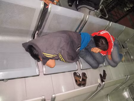 Một số hành khách đến sớm ngủ tại nhà ga chờ lấy số thứ tự