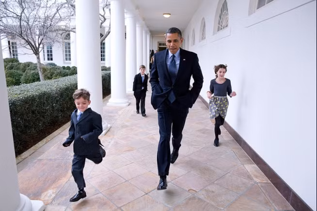 Tổng thống Obama chạy đùa cùng con của Cố cấn An ninh Quốc gia tại hành lang của Nhà Trắng hôm 25/1/2013