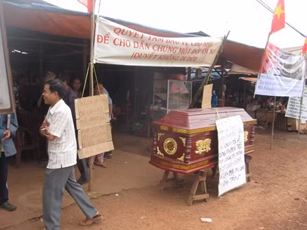 Người dân mang quan tài tới đặt ở chợ Vĩnh Tân cũ