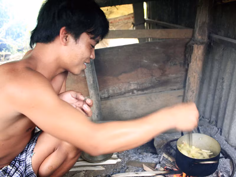Món ăn duy nhất chiều nay của Un Thơm và 3 người bạn cùng lều là đu đủ xào