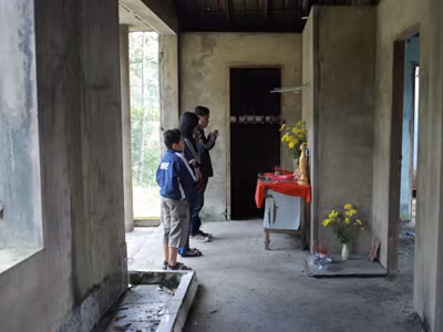 Lập bàn thờ cúng bái trong biệt thự ma