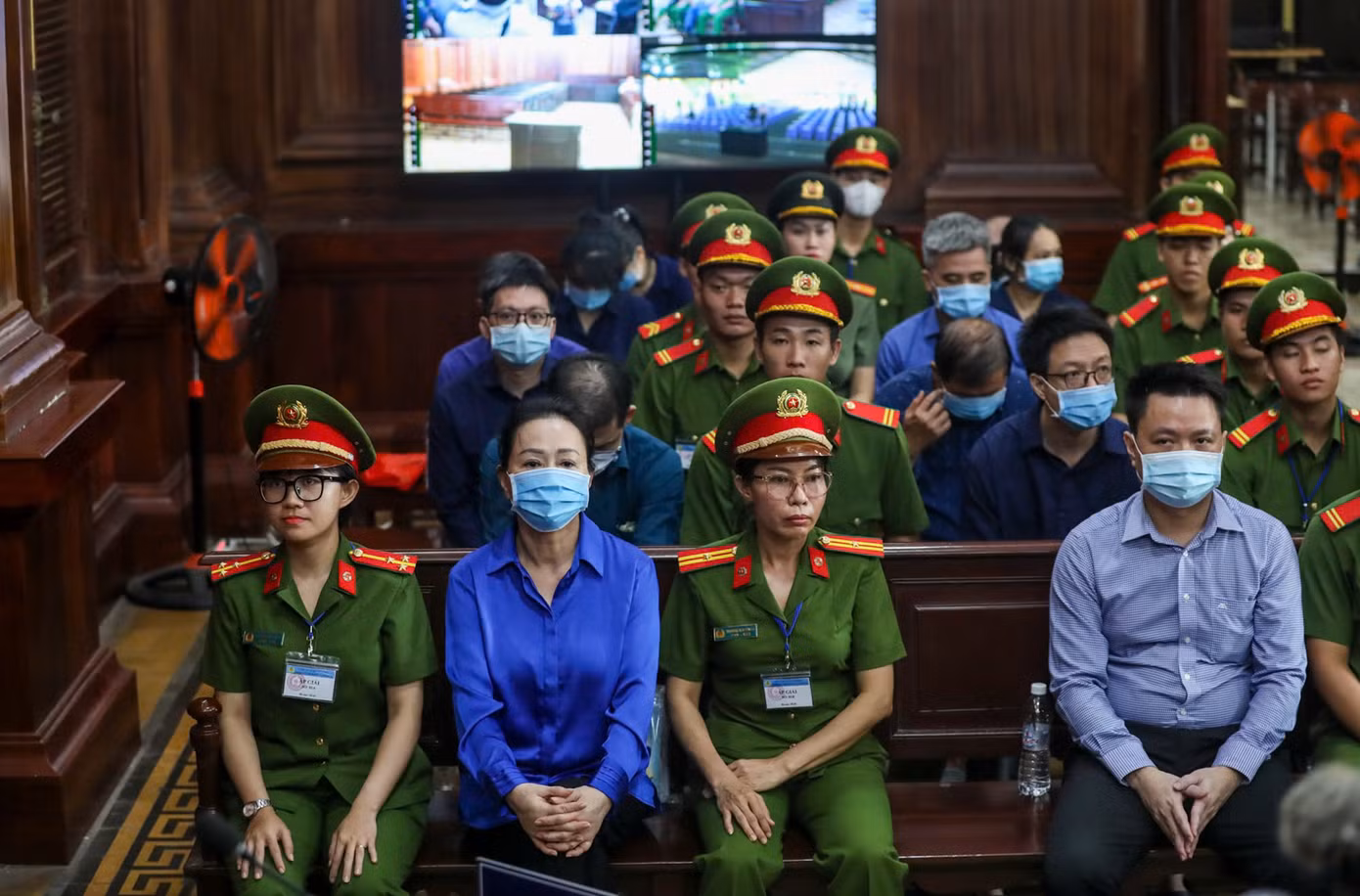 Bà Trương Mỹ Lan và các bị cáo tại phiên tòa. Ảnh: Tân Châu.