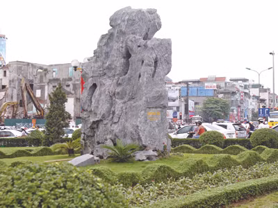 Khối đá khắc chữ đánh dấu Đàn Xã Tắc. ẢNH: NGọC CHÂU