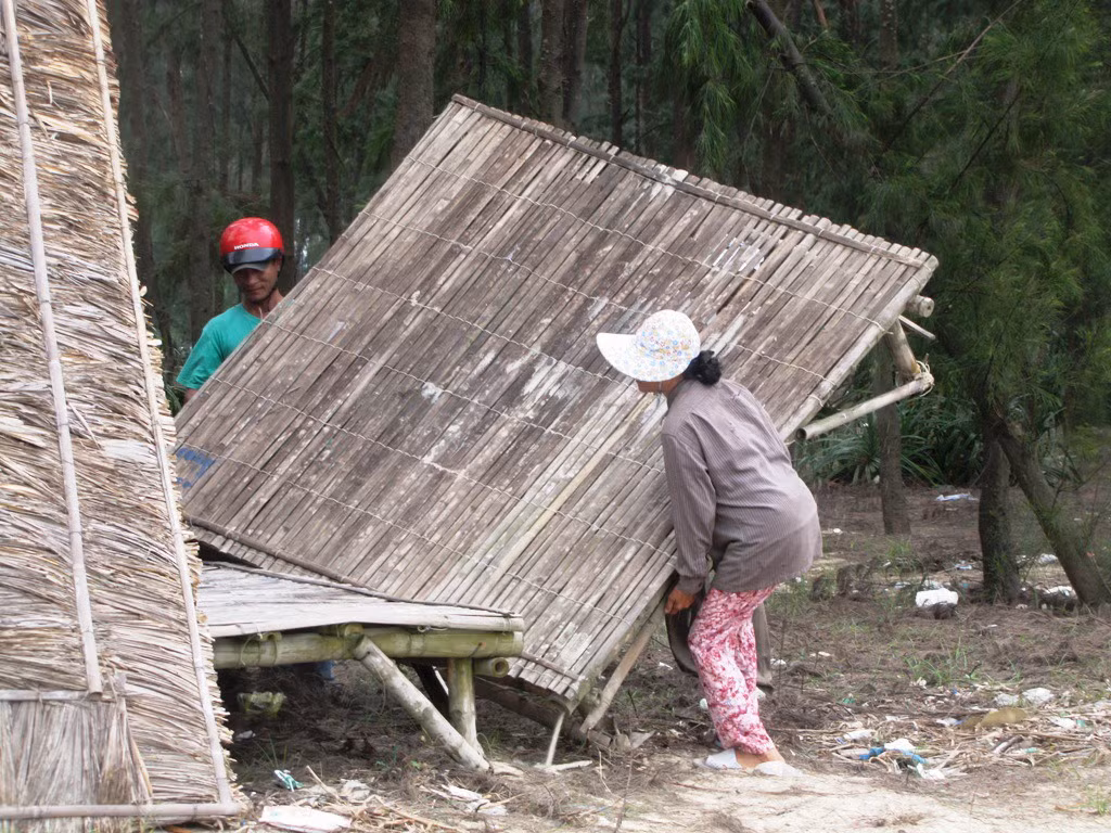 Người dân khẩn trương tránh bão . Người dân khẩn trương tránh bão
