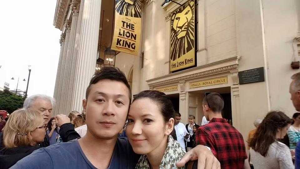 Valentine không hoa quà xa xỉ, MC Anh Tuấn và vợ giản dị ăn phở vỉa hè ảnh 2