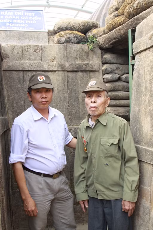 Cụ Hà thăm lại chiến tích quân ta đã đánh chiếm hầm chỉ huy của Đờ Cát