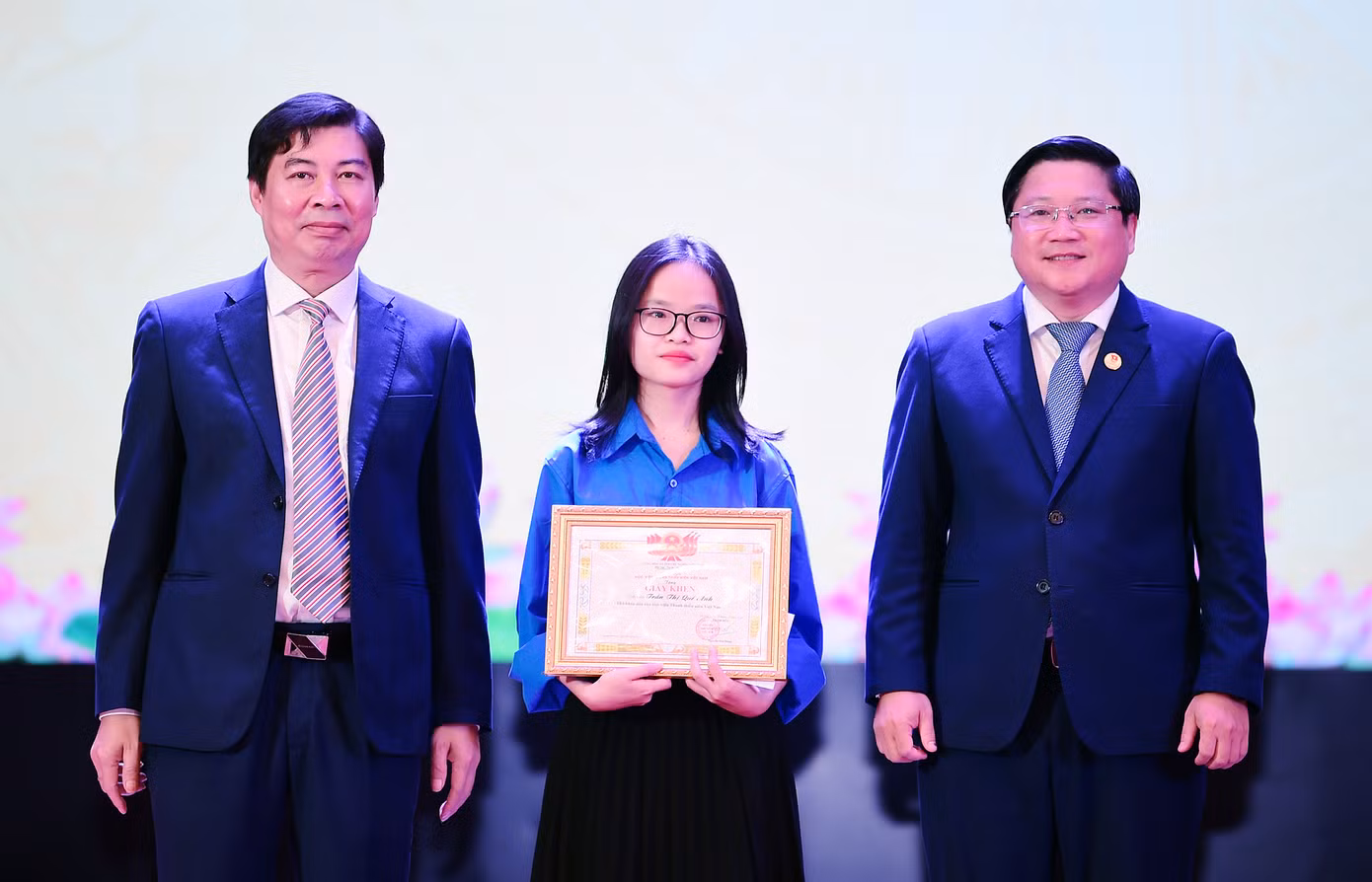 Quế Anh vinh dự nhận giấy khen và học bổng của Ban Giám đốc Học viện dành tặng thủ khoa đầu vào của Học viện trong năm học 2024 - 2025. Ảnh: Xuân Tùng Quế Anh vinh dự nhận giấy khen và học bổng của Ban Giám đốc Học viện dành tặng thủ khoa đầu vào của Học viện trong năm học 2024 - 2025. Ảnh: Xuân Tùng
