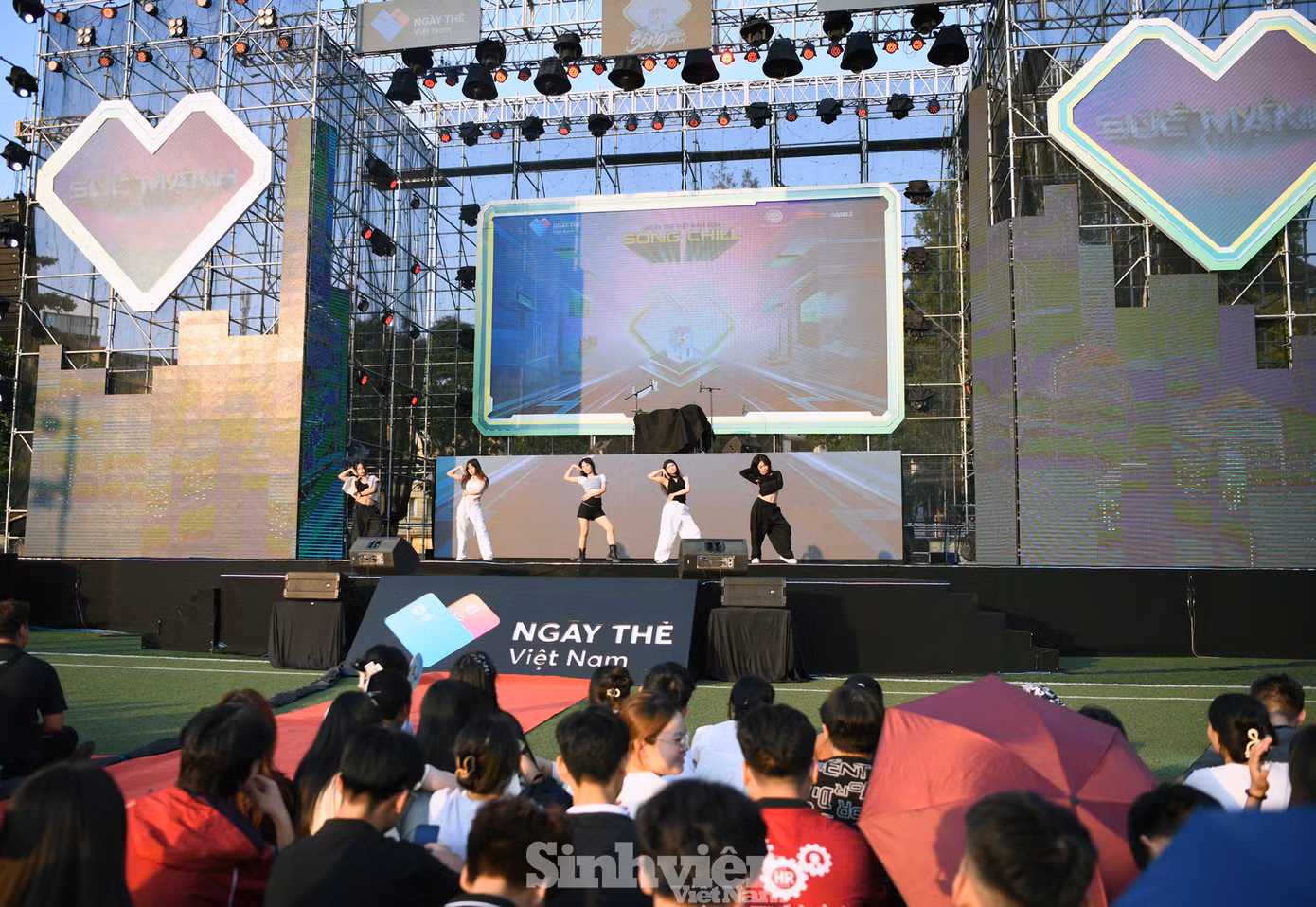 Sân khấu Ngày Thẻ Việt Nam 2024 - Sóng Festival tiếp tục mang đến bữa tiệc âm nhạc, vũ đạo dành tặng khán giả trẻ trong chiều 6/10.