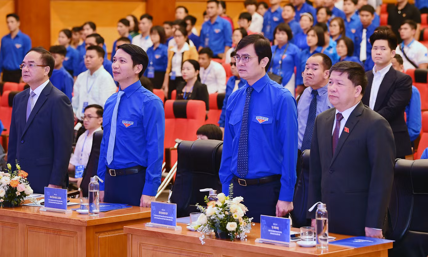 Các đại biểu phiên trọng thể Đại hội thực hiện nghi lễ chào cờ. Ảnh: Xuân Tùng Các đại biểu phiên trọng thể Đại hội thực hiện nghi lễ chào cờ. Ảnh: Xuân Tùng