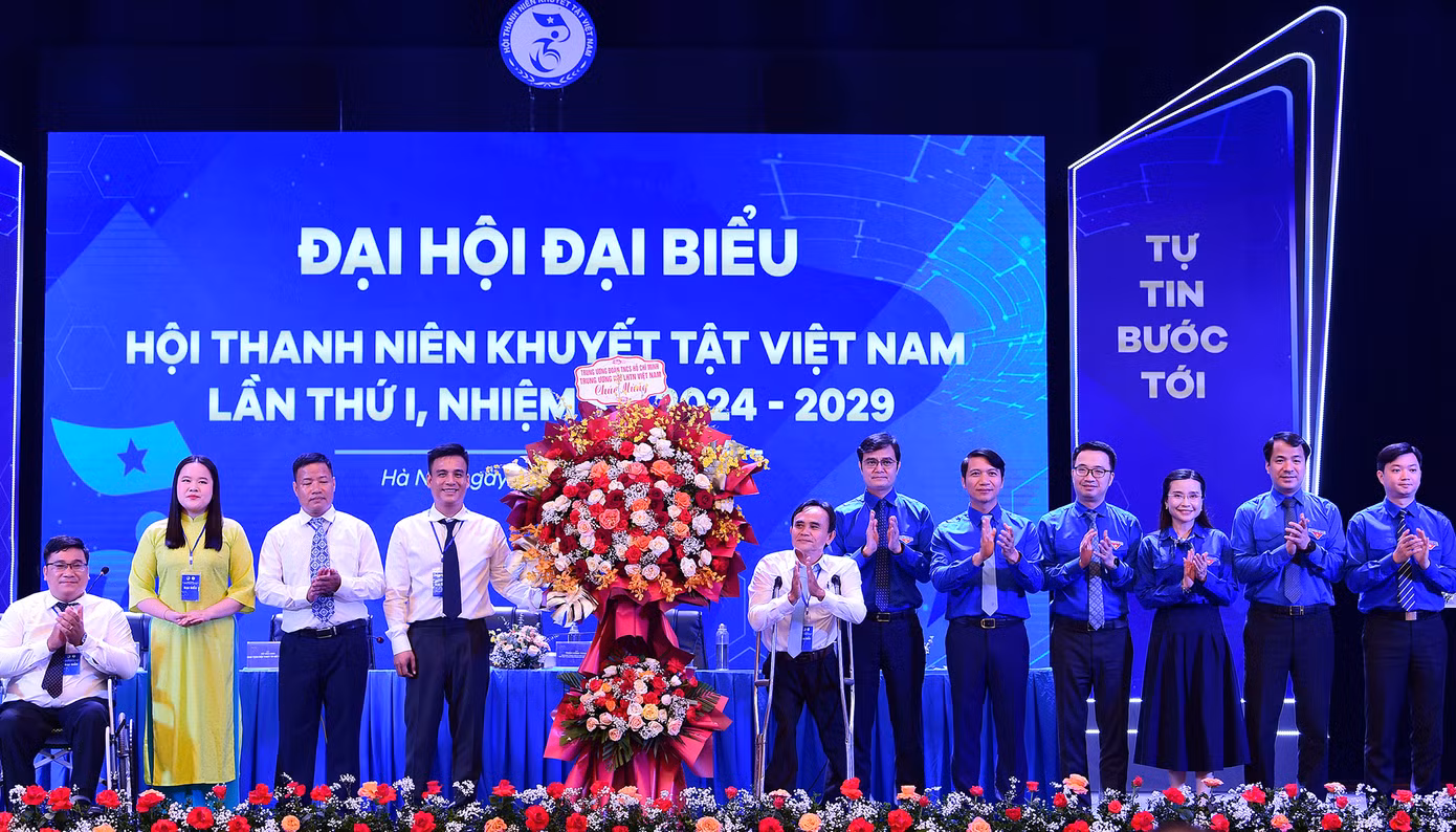 Ban Bí thư T.Ư Đoàn tặng hoa chúc mừng Đại hội. Ảnh: Xuân TÙng Ban Bí thư T.Ư Đoàn tặng hoa chúc mừng Đại hội. Ảnh: Xuân TÙng