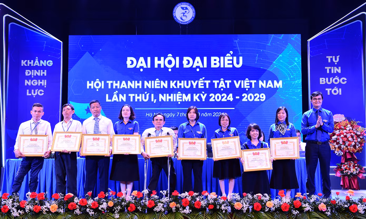Nhiều cá nhân trong Ban Vận động có thành tích xuất sắc trong thành lập Hội Thanh niên Khuyết tật Việt Nam vinh dự nhận bằng khen của T.Ư Đoàn. Ảnh: Xuân Tùng Nhiều cá nhân trong Ban Vận động có thành tích xuất sắc trong thành lập Hội Thanh niên Khuyết tật Việt Nam vinh dự nhận bằng khen của T.Ư Đoàn. Ảnh: Xuân Tùng