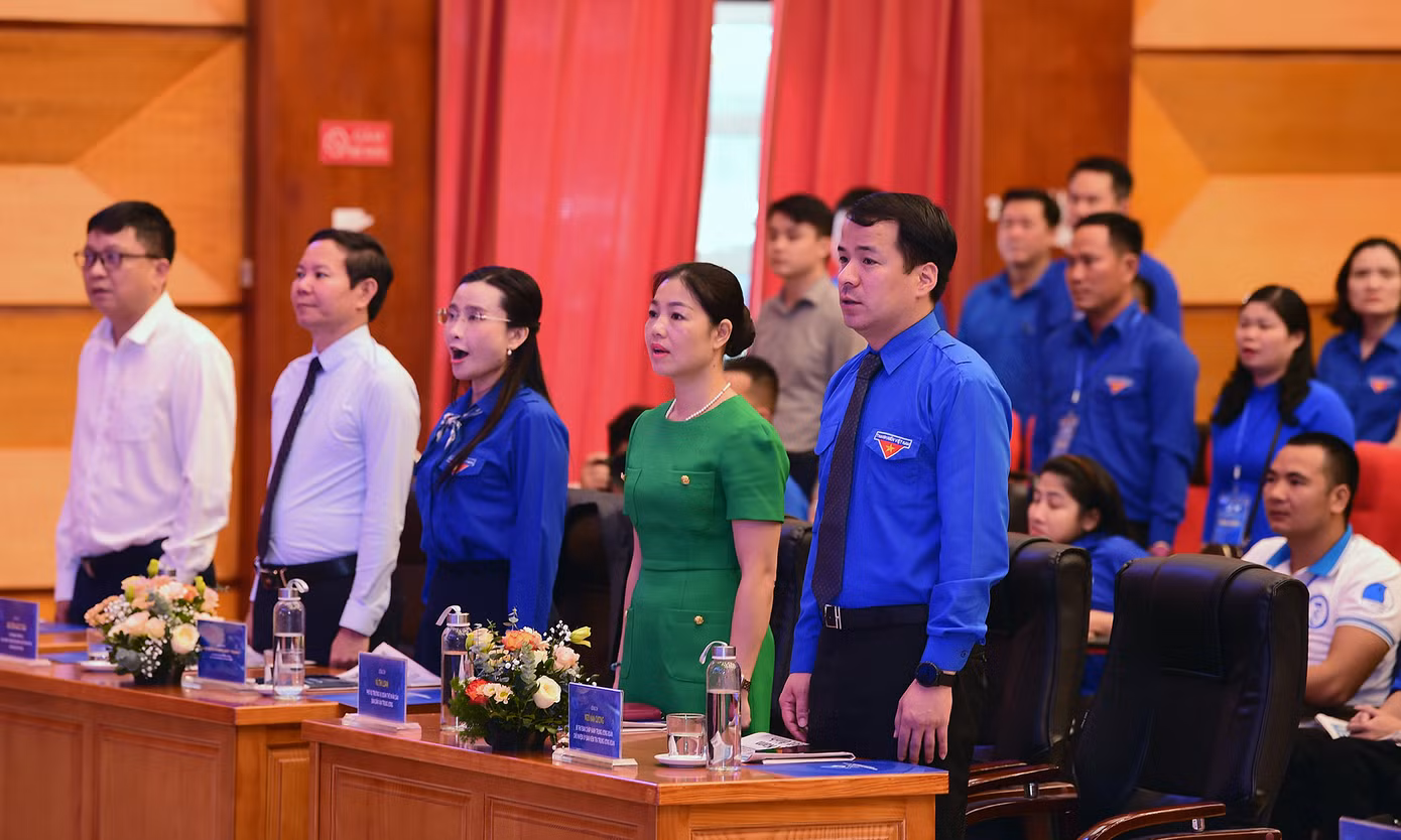Các đại biểu phiên trọng thể Đại hội thực hiện nghi lễ chào cờ. Ảnh: Xuân Tùng Các đại biểu phiên trọng thể Đại hội thực hiện nghi lễ chào cờ. Ảnh: Xuân Tùng