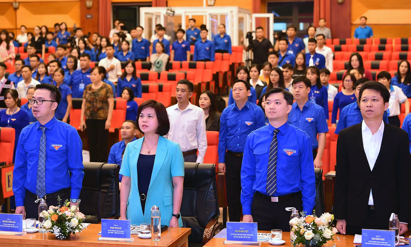 Các đại biểu phiên trọng thể Đại hội thực hiện nghi lễ chào cờ. Ảnh: Xuân Tùng Các đại biểu phiên trọng thể Đại hội thực hiện nghi lễ chào cờ. Ảnh: Xuân Tùng