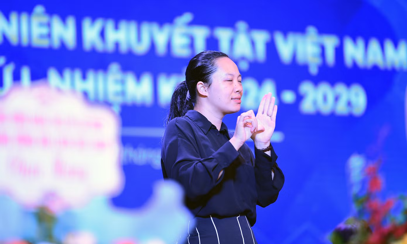 Tình nguyện viên thể hiện ngôn ngữ ký hiệu tại Đại hội. Ảnh: Xuân Tùng Tình nguyện viên thể hiện ngôn ngữ ký hiệu tại Đại hội. Ảnh: Xuân Tùng