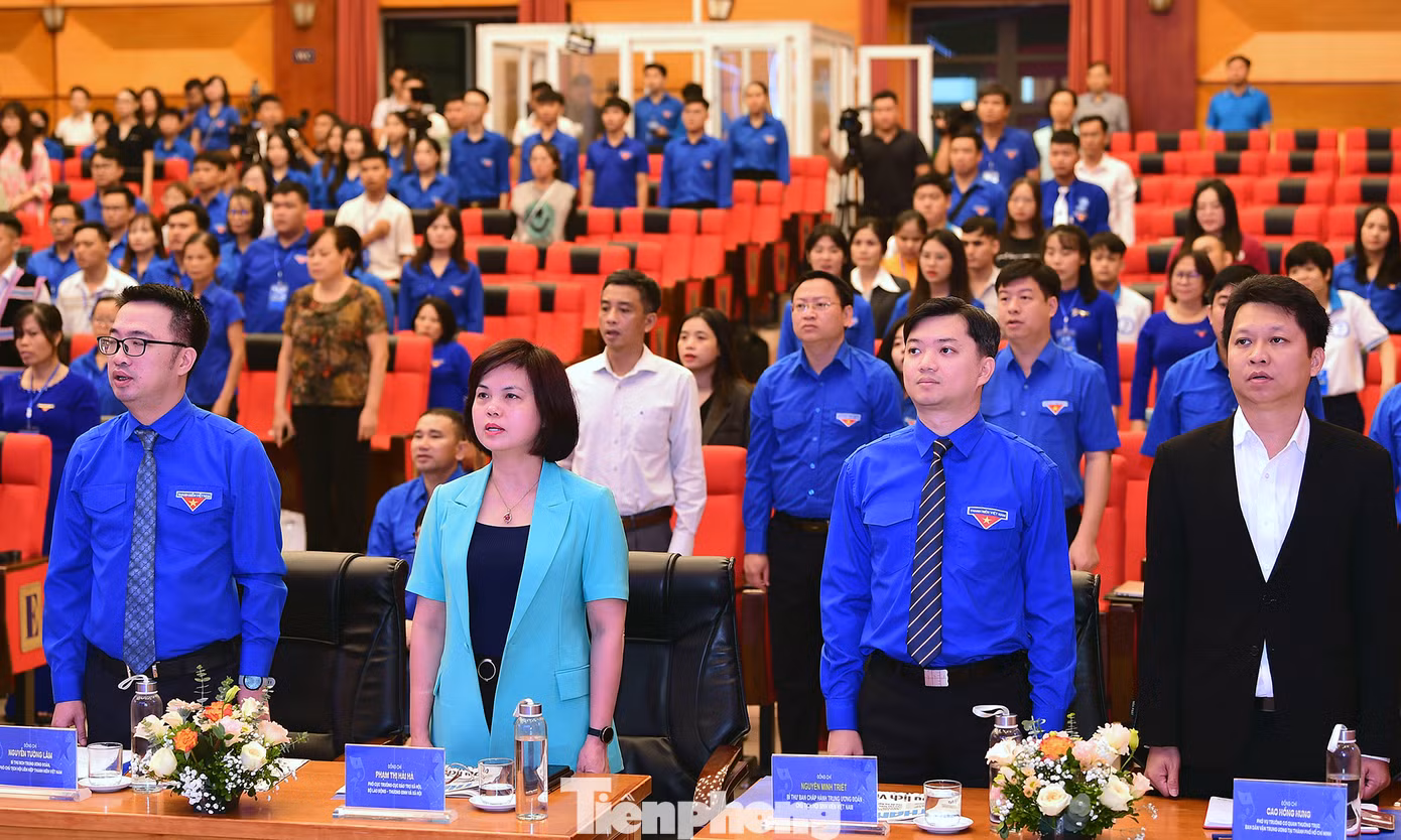 Các đại biểu phiên trọng thể Đại hội thực hiện nghi lễ chào cờ. Ảnh: Xuân Tùng Các đại biểu phiên trọng thể Đại hội thực hiện nghi lễ chào cờ. Ảnh: Xuân Tùng