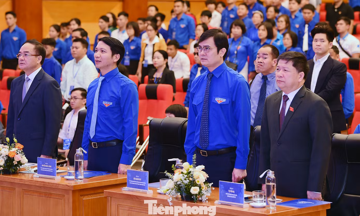 Các đại biểu phiên trọng thể Đại hội thực hiện nghi lễ chào cờ. Ảnh: Xuân Tùng Các đại biểu phiên trọng thể Đại hội thực hiện nghi lễ chào cờ. Ảnh: Xuân Tùng