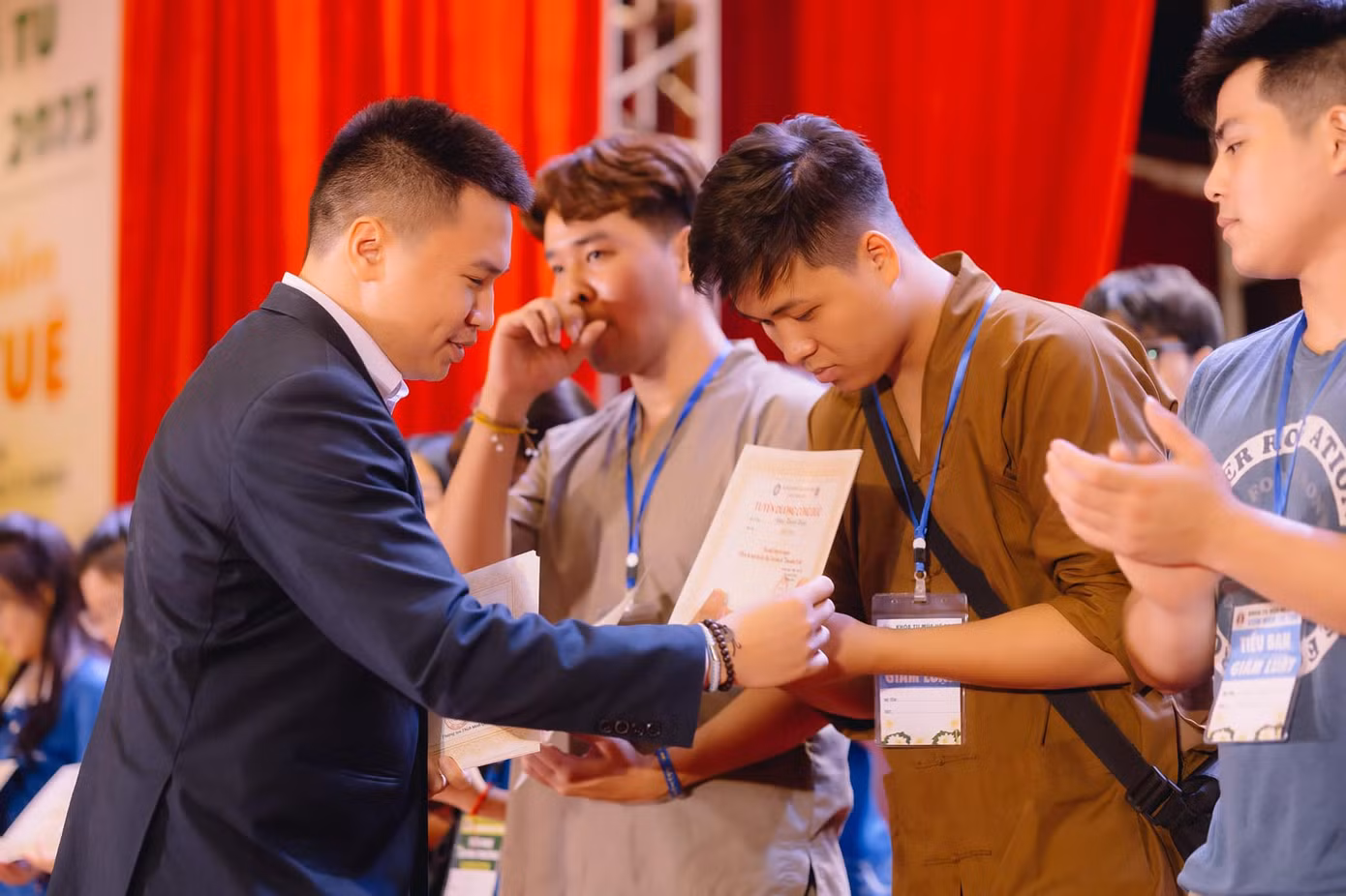 Các tu sinh nhận chứng nhận khoá tu tại chùa Tam Chúc.