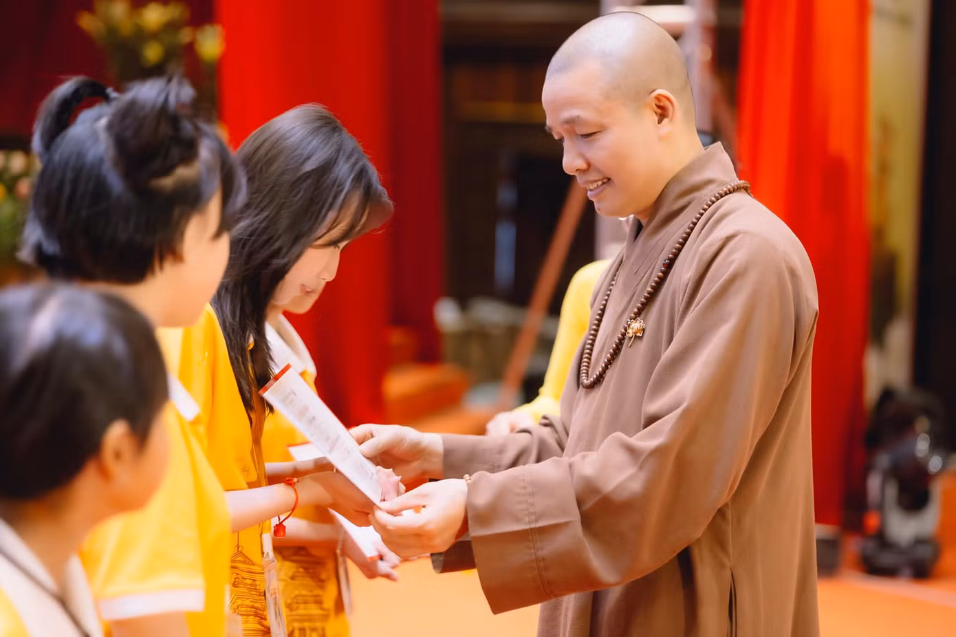 Thầy Thích Minh Quang trao chứng nhận khoá tu cho các tu sinh.