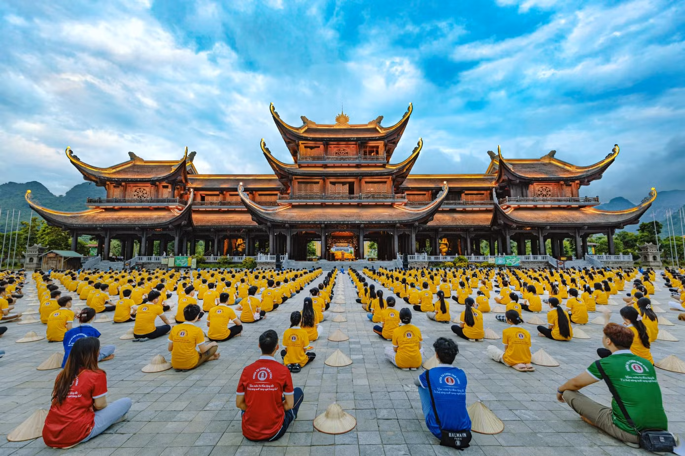 Các tu sinh tại ngồi thiền tại chùa Tam Chúc.